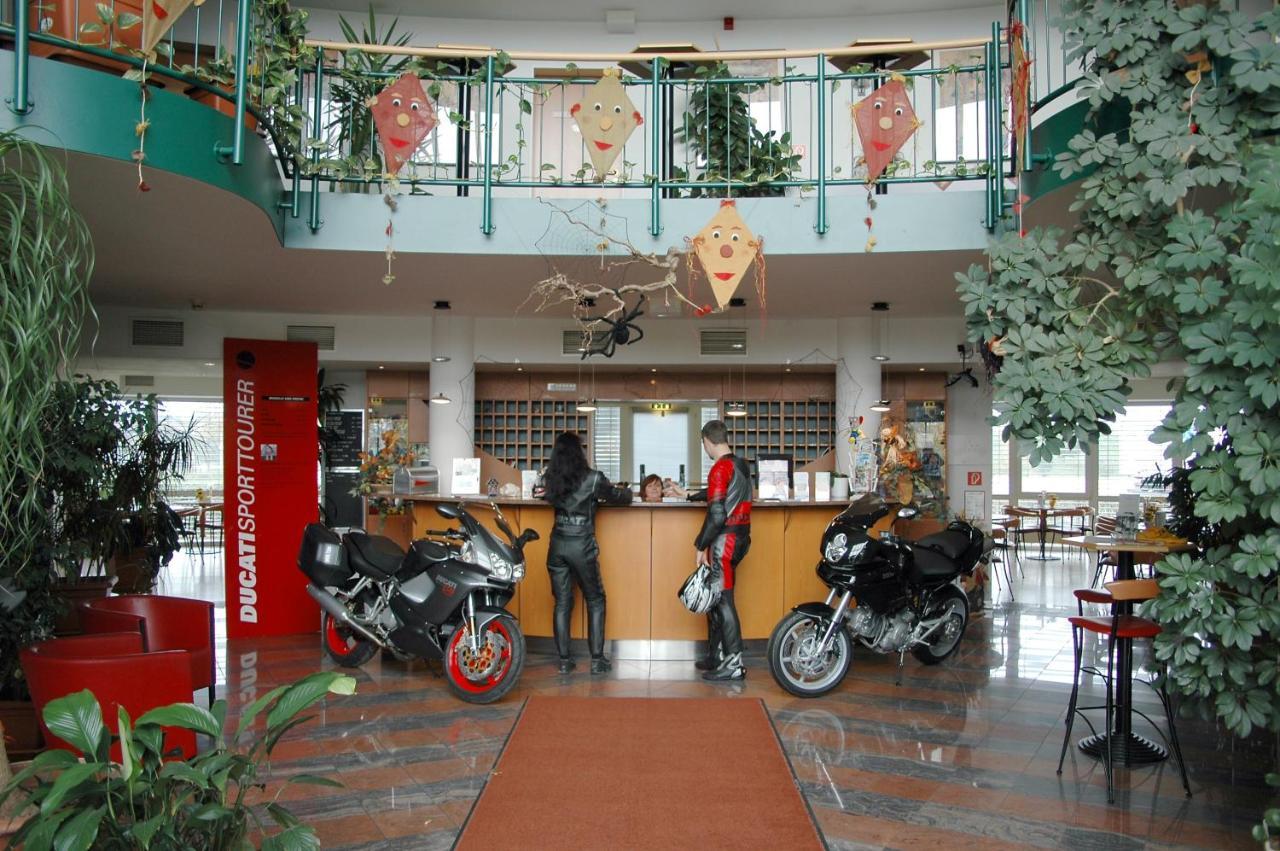 Highway Hotel Херболцхайм Екстериор снимка